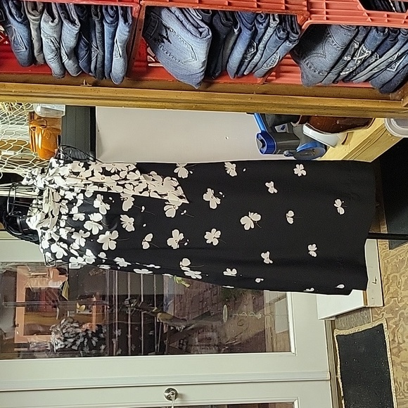 Ann Taylor women's  floral, lined mini...size 6P - Picture 3 of 11